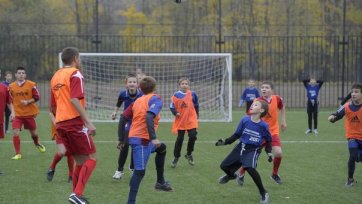 Бывшие игроки «Гамбурга» и «Рапида» провели мастер-класс для детей из детских домов