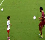 Роналдиньо играет с сыном партнера по команде Александро