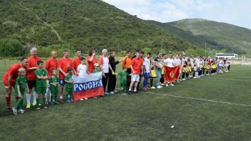 В Бутве прошел товарищеский матч между болельщиками из Черногории и России