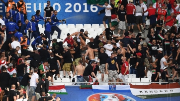 Венгерские фанаты устроили драку с полицией