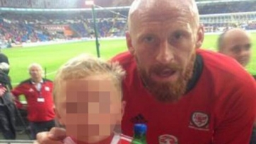 Защитник сборной Уэльса подарил шестилетнему болельщику футболку Бэйла за то, что случайно попал в него мячом