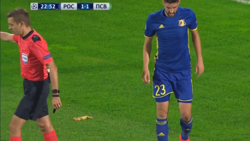 Во время матча «Ростов» – ПСВ на поле был брошен банан