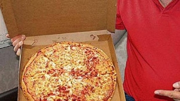 Фанат «Манчестер Юнайтед» подал в суд на ресторан, доставивший ему пиццу с ликом Хосепа Гвардиолы