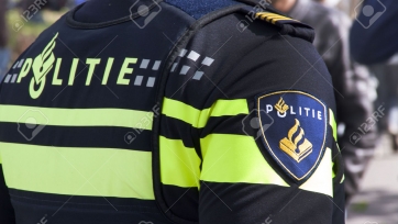 Трое полицейских обратили в бегство толпу голландских фанатов (видео)