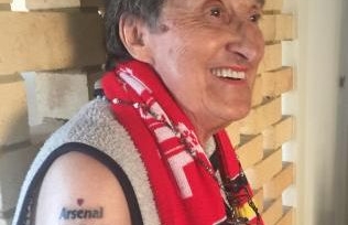 81-летняя фанатка «Арсенала» набила тату в честь приезда «Арсенала»