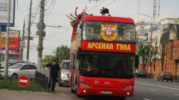 Габулов объяснил, почему футболисты «Арсенала» не выходят из автобуса в одну дверь