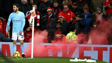 Болельщики «Манчестер Юнайтед» бросили дымовую шашку в Бернарду Силву