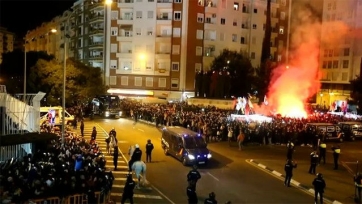 Фанаты «Валенсии» атаковали автобус с игроками «Барселоны» (фото)