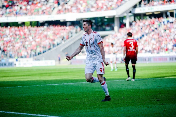 Левандовски стал лучшим голеадором Бундеслиги среди иностранцев, игравших за один клуб