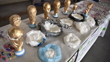 Наркоторговцы из Аргентины перевозили кокаин в кубках мира по футболу
