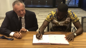 Официально: Ндомбеле продлил контракт с «Лионом»
