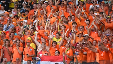 Перед матчем Нидерланды - Германия произошла драка фанатов. Видео