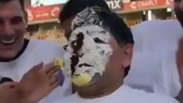 Подопечные Марадоны ткнули его лицом в торт. Видео