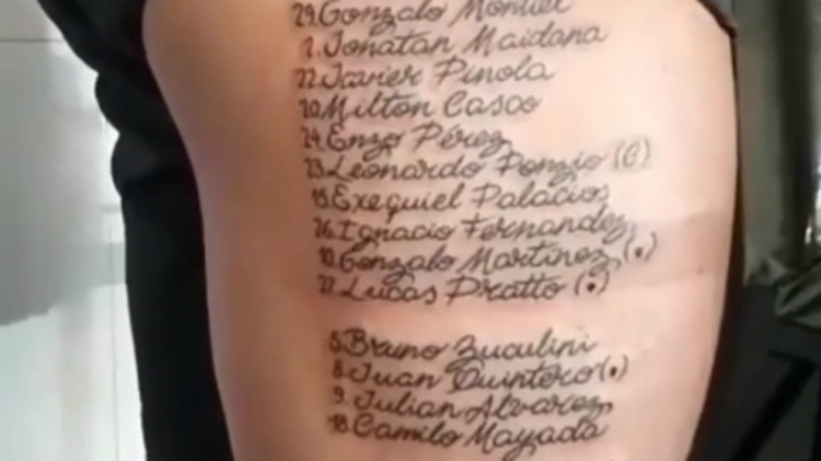 Фанат «Ривер Плейт» сделал татуировку на ноге с фамилиями футболистов, которые выиграли финал Кубка Либертадорес. Фото