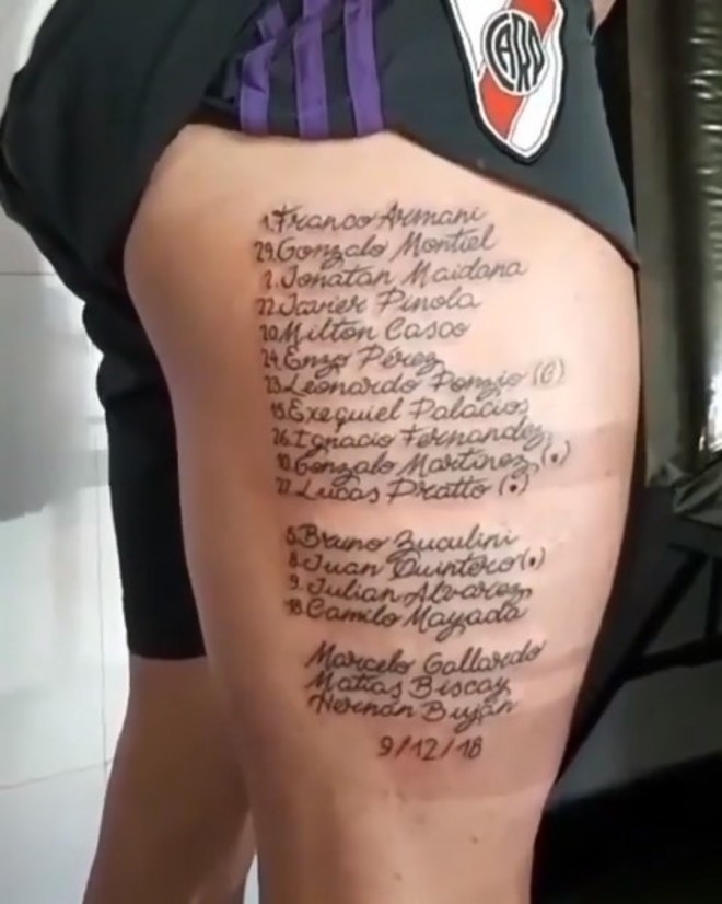 Фанат «Ривер Плейт» сделал татуировку на ноге с фамилиями футболистов, которые выиграли Кубок Либертадорес. Фото