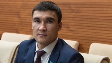 Олимпийский чемпион покинул парламент Казахстана