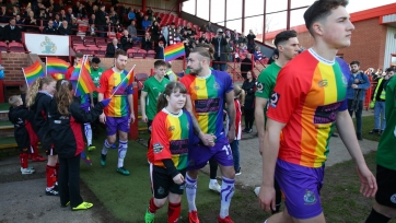 Английский клуб сыграл в радужных футболках в поддержку ЛГБТ-сообщества