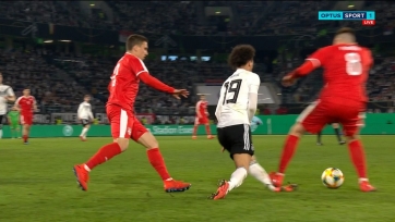 Сане и еще один игрок сборной Германии получили травмы в матче с Сербией. Видео
