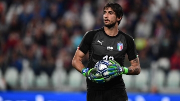Вратарь сборной Италии получил травму, наступив на бутылку на тренировке