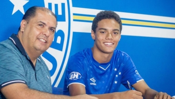 Сын Роналдиньо подписал контракт с бразильским клубом