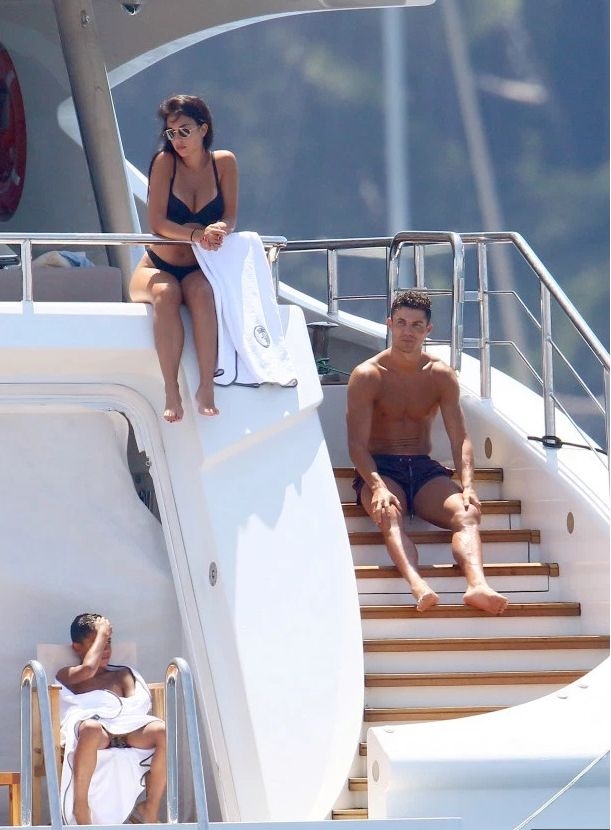 Девушка Криштиану Роналду ошеломляет в бикини во время семейного отдыха на роскошной яхте. Фото