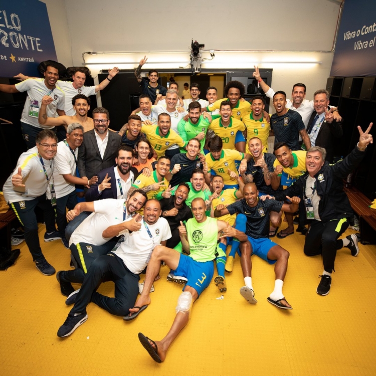Сборная Бразилии показала раздевалку после победы над Аргентиной. Там был Неймар. Фото