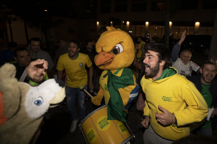 Болельщики устроили горячий прием сборной Бразилии в Рио. Фото