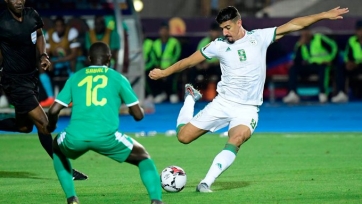 Быстрый курьезный гол позволяет Алжиру вести в счете в финале КАН-2019 против Сенегала. Видео