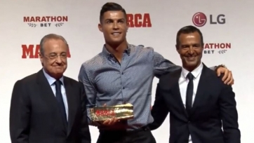 Роналду вручили приз «Легенда» от Marca. На награждении был президент «Реала». Фото