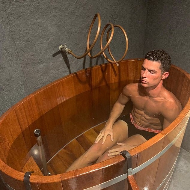 Криштиану Роналду готовится к сезону в бане. Фото