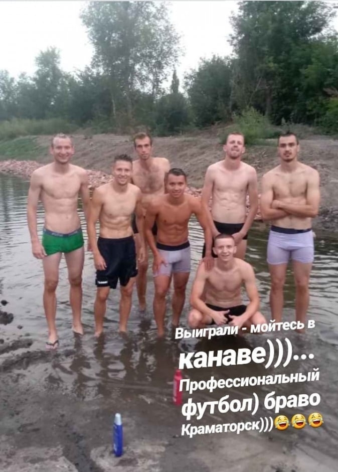 Игроки украинского клуба после матча вынуждены были мыться в канаве. Фото