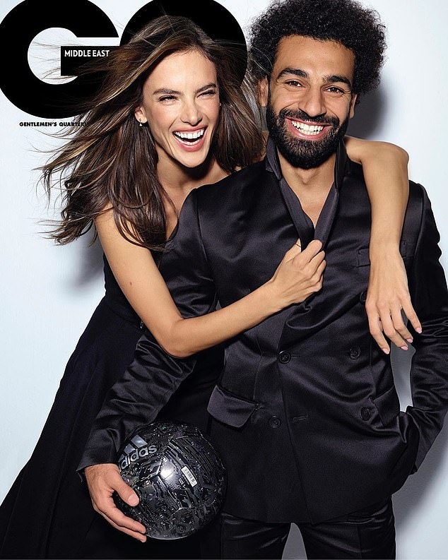 Салах на обложке журнала GQ вместе с моделью Амброзио. Фото