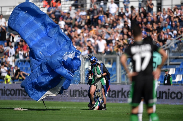 Парашютист приземлился на футбольное поле во время матча «Сассуоло» – «Интер». Фото