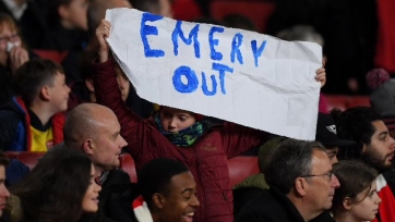 На матче «Арсенала» с «Гимарайншом» замечен баннер  с призывом отставки Эмери