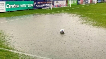 В Англии проливной дождь отменяет матчи