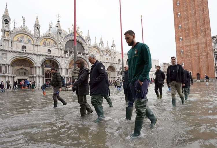 Фото дня. Доннарумма в сапогах бродит по затопленной Венеции