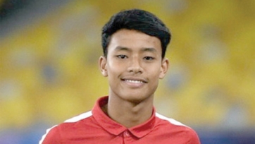 17-летний малайзиец забил невероятный гол с центра поля. Видео