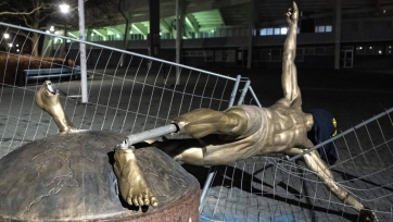 Издевательство над статуей Ибрагимовича, замена Кейну, проблемы «Челси»