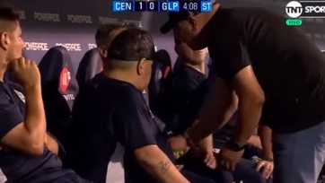 Марадона во время матча принял неизвестное вещество. Помощники закрыли его от камер. Видео