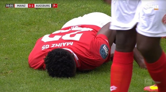 Матч «Майнц» - «Аугсбург» омрачился серьезной травмой головы Авонийи. Фото