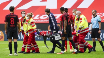 Матч «Майнц» - «Аугсбург» омрачился серьезной травмой головы Авонийи. Фото