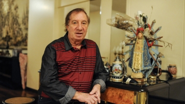 Легендарный наставник сборной Аргентины заразился коронавирусом в доме престарелых