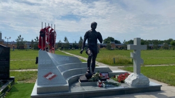 На Троекуровском кладбище открыли памятник Черенкову