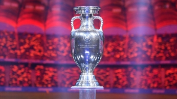 В Бухаресте трофей Евро-2020 упал с постамента. Видео