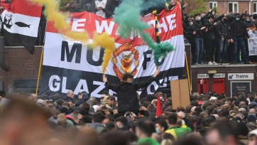 Фанаты «МЮ» снова устроили акцию протеста перед матчем против «Ливерпуля»