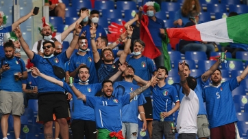 Такие разные эмоции. Празднование итальянских и печаль английских фанатов после финала Евро. Видео