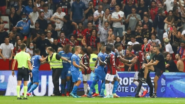 Фанаты «Ниццы» атаковали игроков «Марселя» во время матча. Видео
