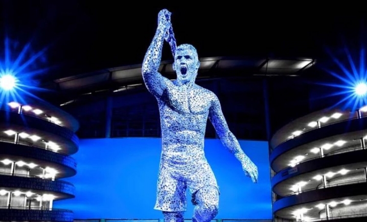«Манчестер Сити» установил статую Агуэро. Фото