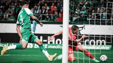 «Аугсбург» на выезде победил «Вердер», бременцы в компенсированное время не забили пенальти