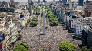 Более четырех миллионов человек вышли на улицы Буэнос-Айреса для встречи сборной Аргентины